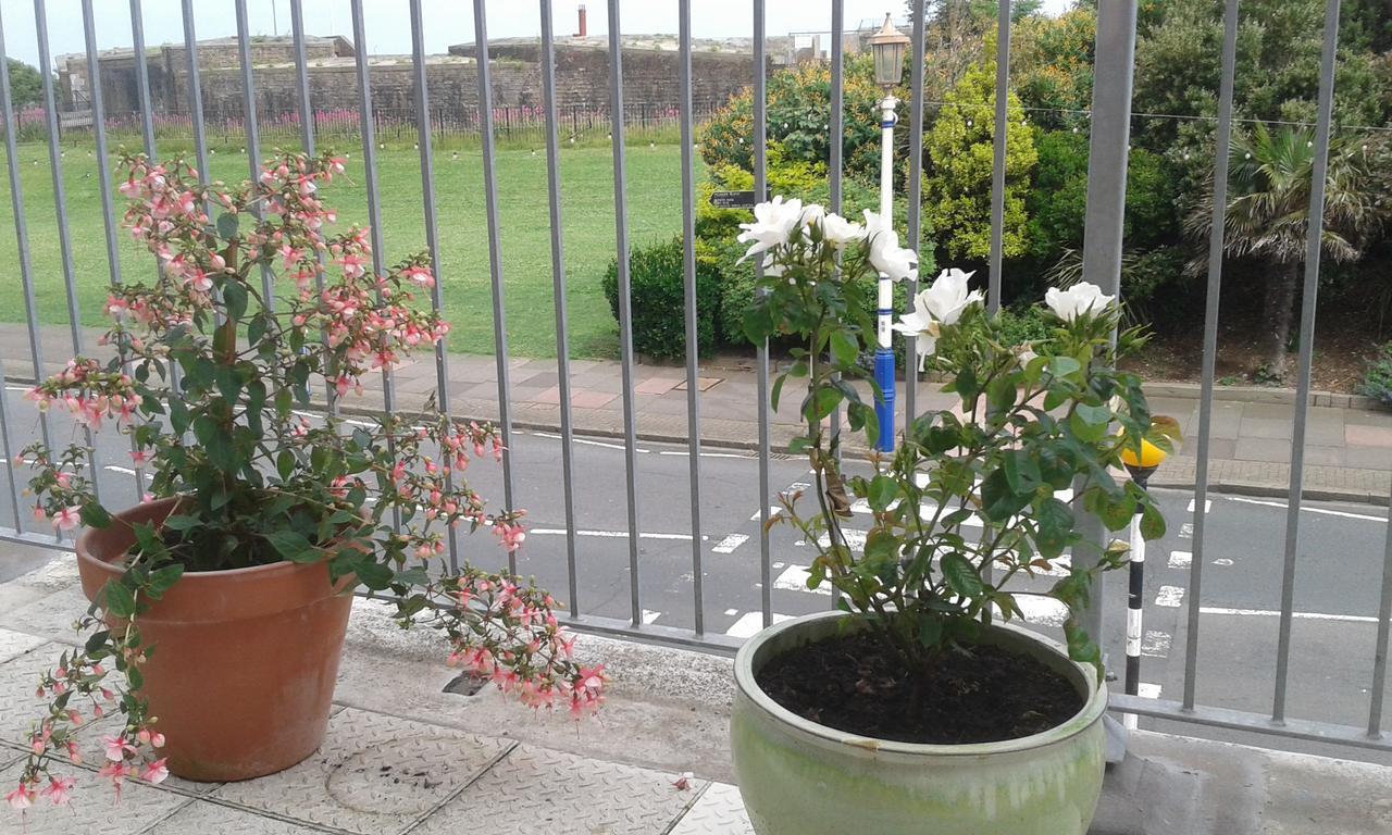 By The Sea Bed And Breakfast Eastbourne Bagian luar foto
