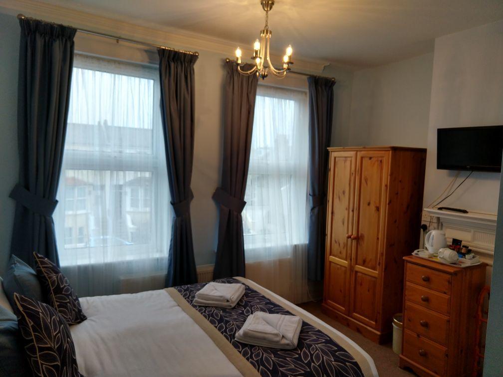 By The Sea Bed And Breakfast Eastbourne Bagian luar foto