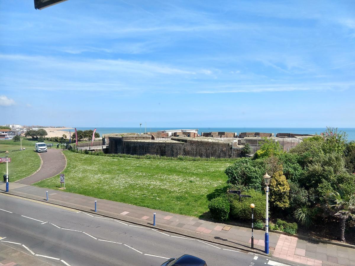 By The Sea Bed And Breakfast Eastbourne Bagian luar foto