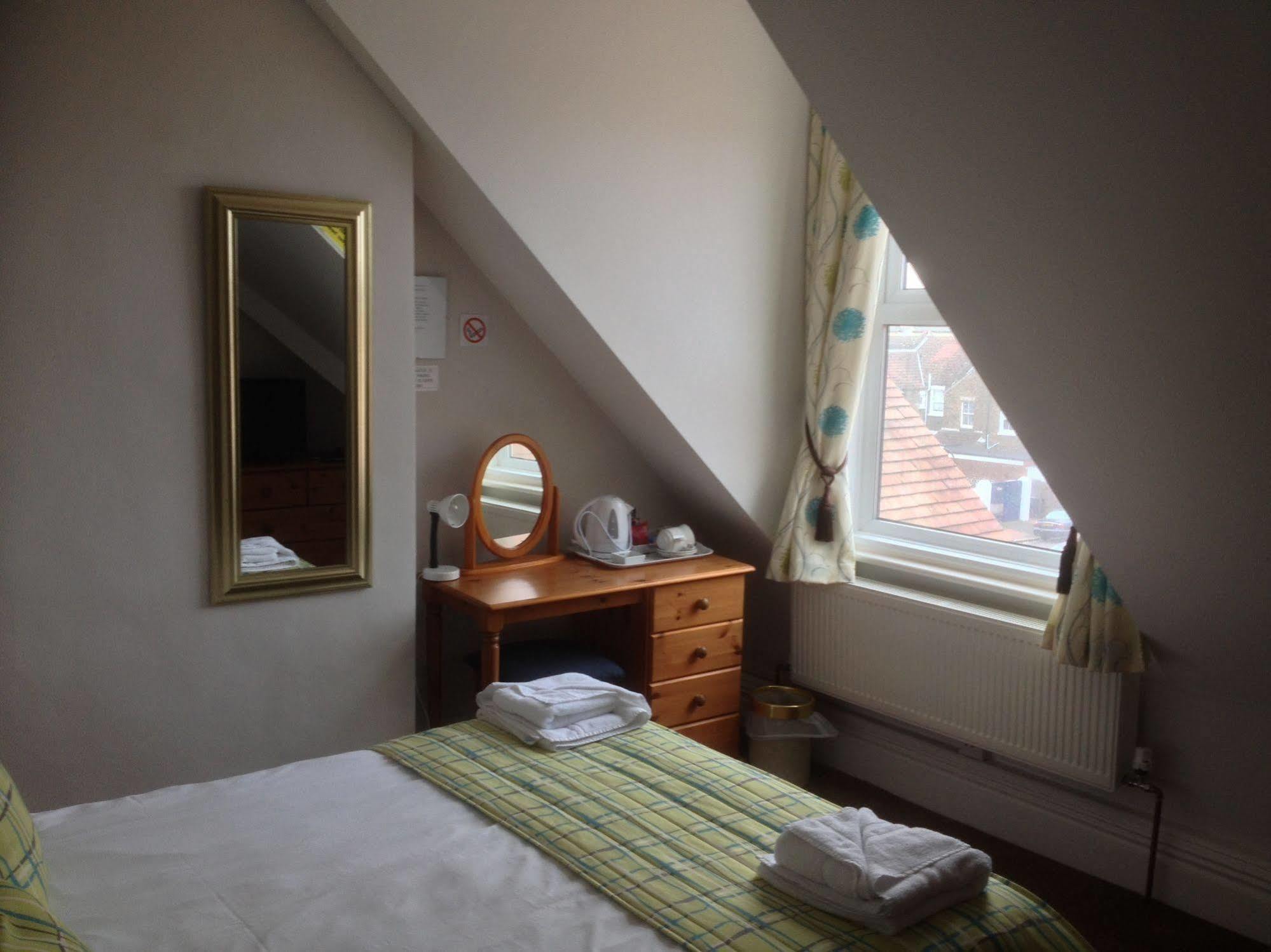 By The Sea Bed And Breakfast Eastbourne Bagian luar foto