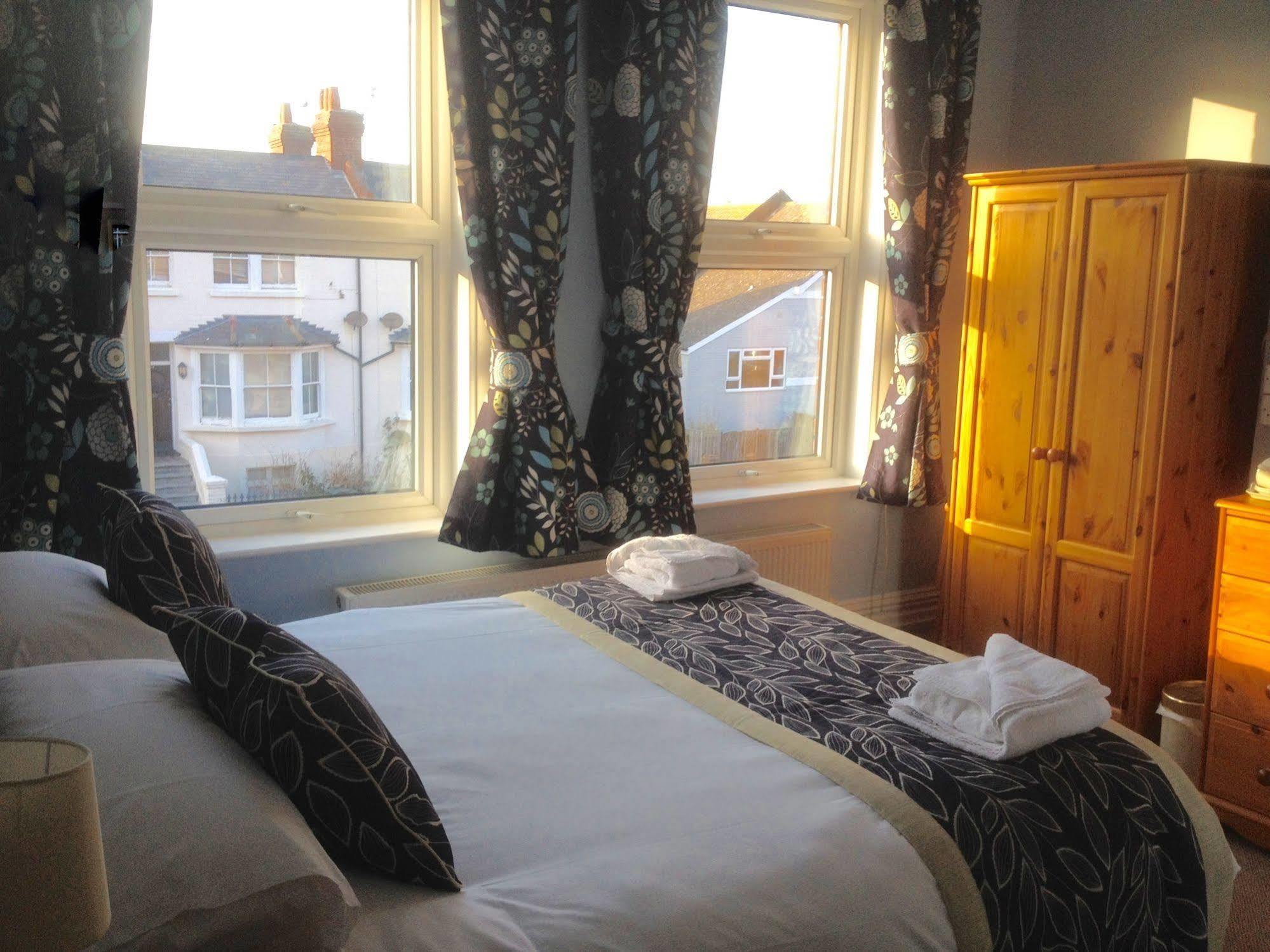 By The Sea Bed And Breakfast Eastbourne Bagian luar foto
