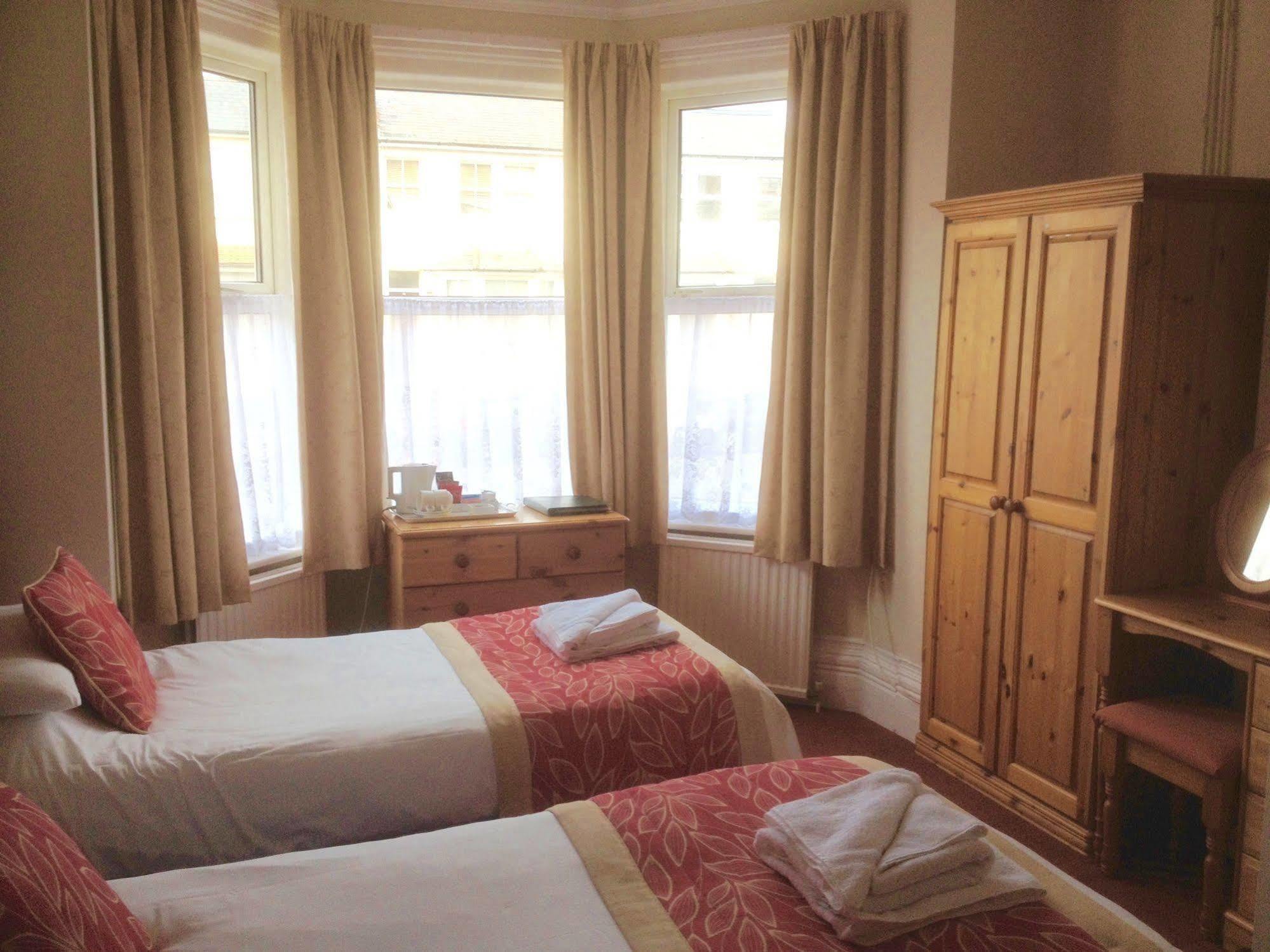 By The Sea Bed And Breakfast Eastbourne Bagian luar foto