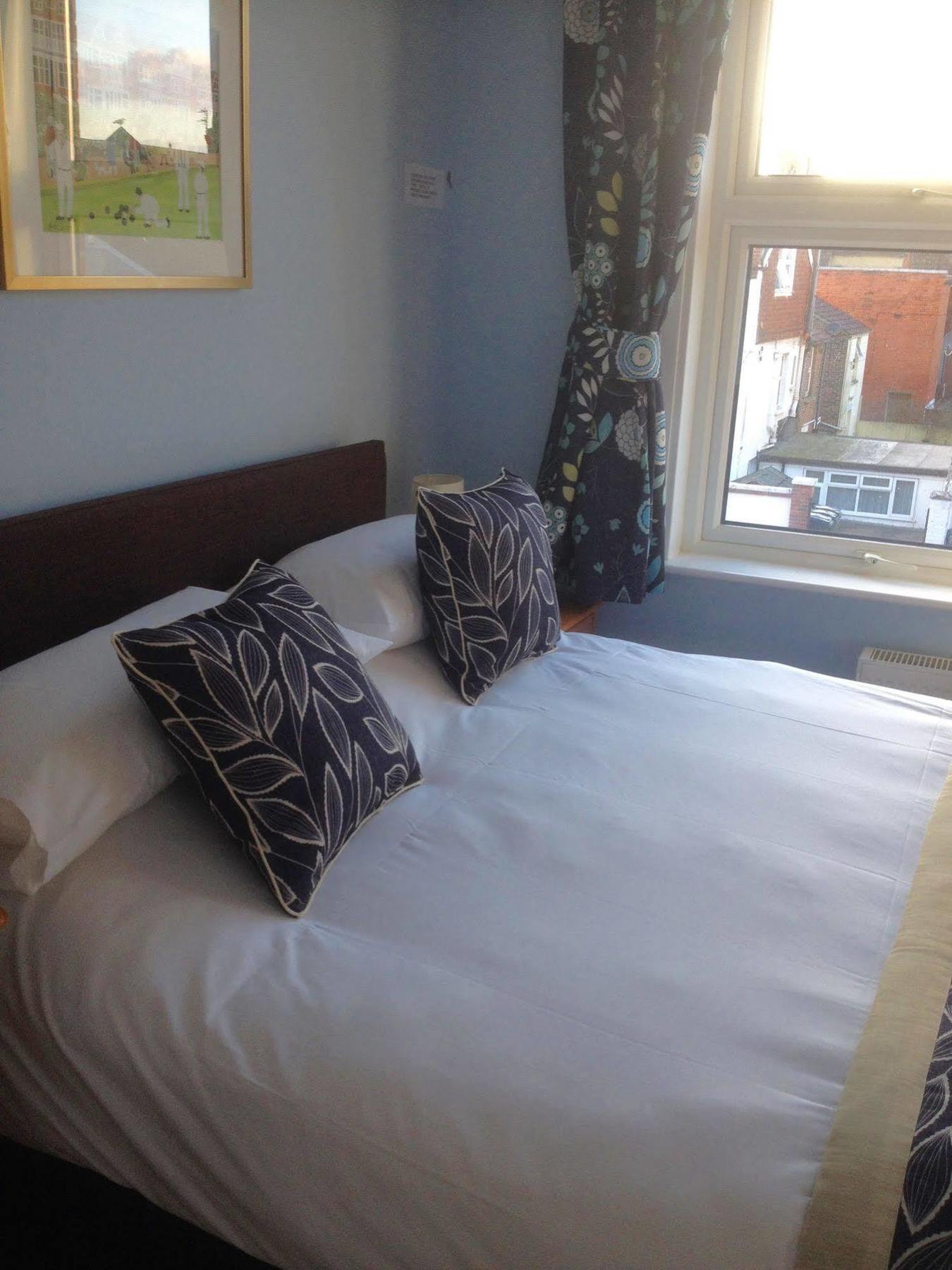By The Sea Bed And Breakfast Eastbourne Bagian luar foto
