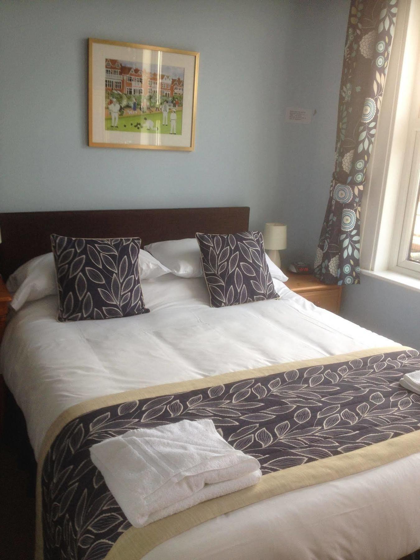 By The Sea Bed And Breakfast Eastbourne Bagian luar foto