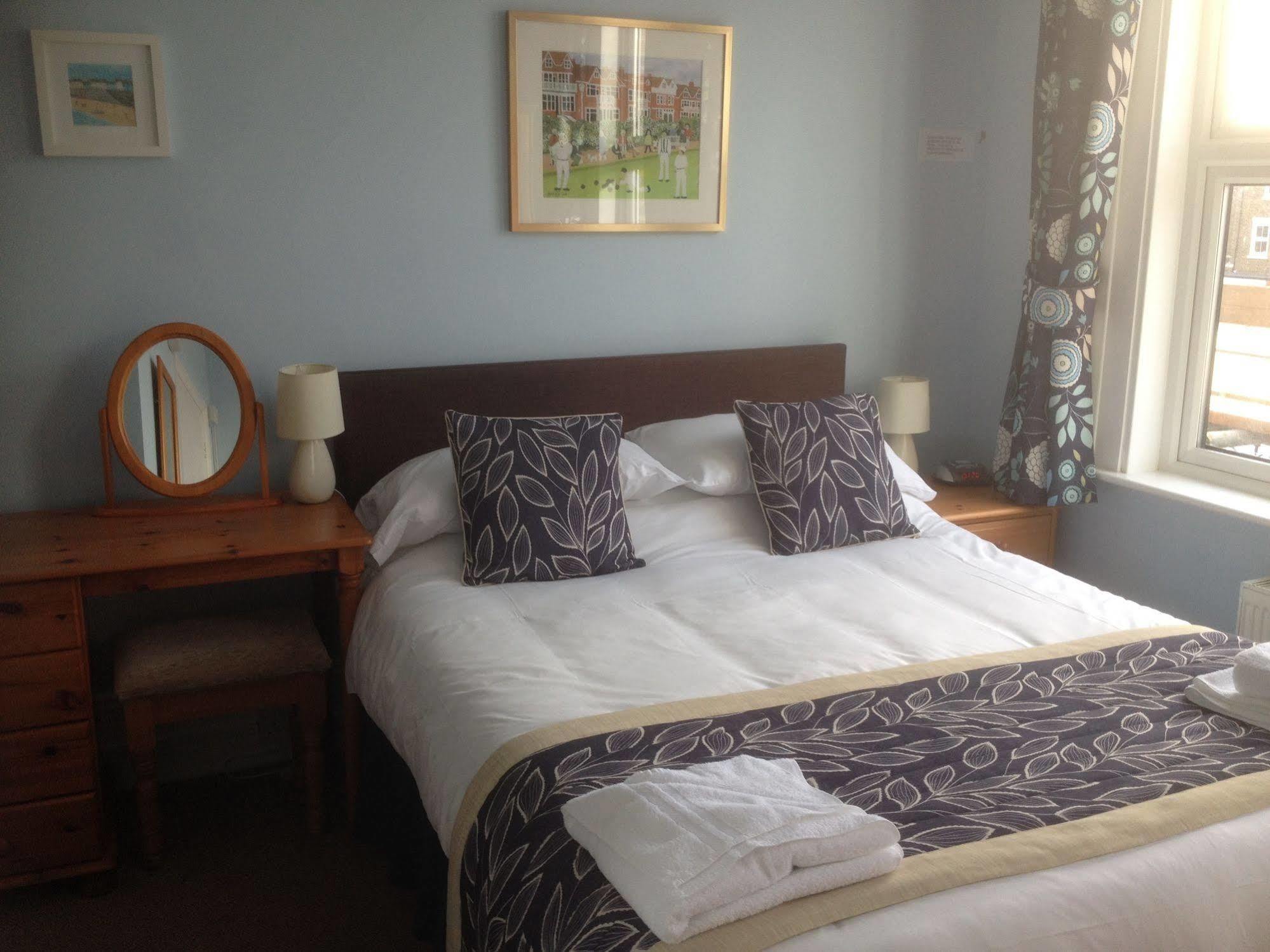 By The Sea Bed And Breakfast Eastbourne Bagian luar foto